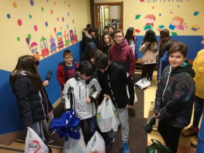 ENTREGA DE ALIMENTOS A LA PARROQUIA - Foto 3